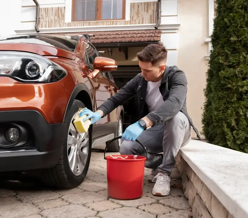 Lavage auto à domicile Gournay : professionnel intervenant sur un véhicule